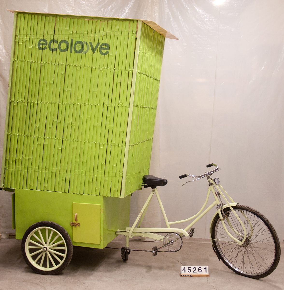 Ecoloove består av en hytt av bambu  med golv och tak av plastlaminat. Toaletten i hytten separerar urin och fekalier som samlas upp i kärl under hytten. Den trehjuliga cykeln som bär upp hytten är en modifierad trehjulig indisk damcykel.