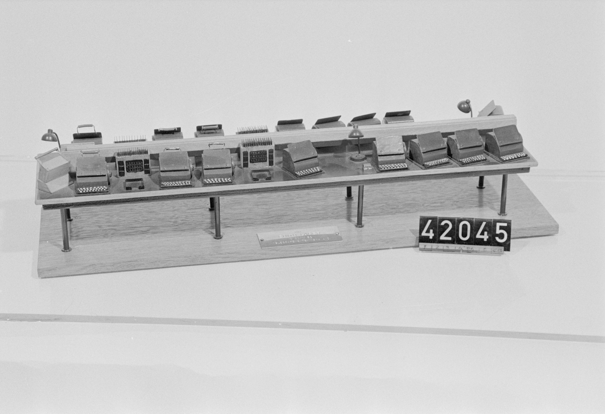 Modell av telegrafbord med Teletypeapparater från år 1932, monterade på träbotten.