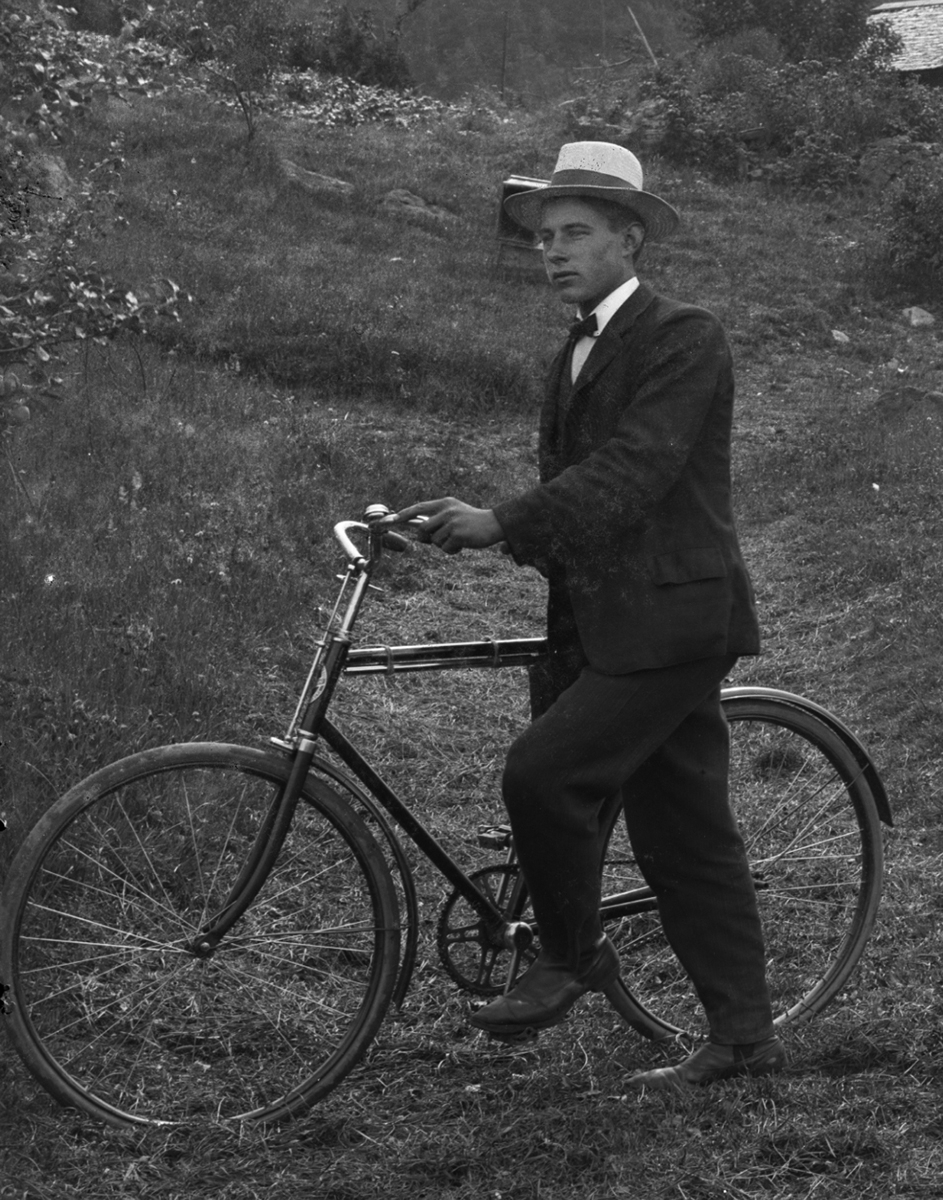 En man med cykel fotograferad vid ett berg.