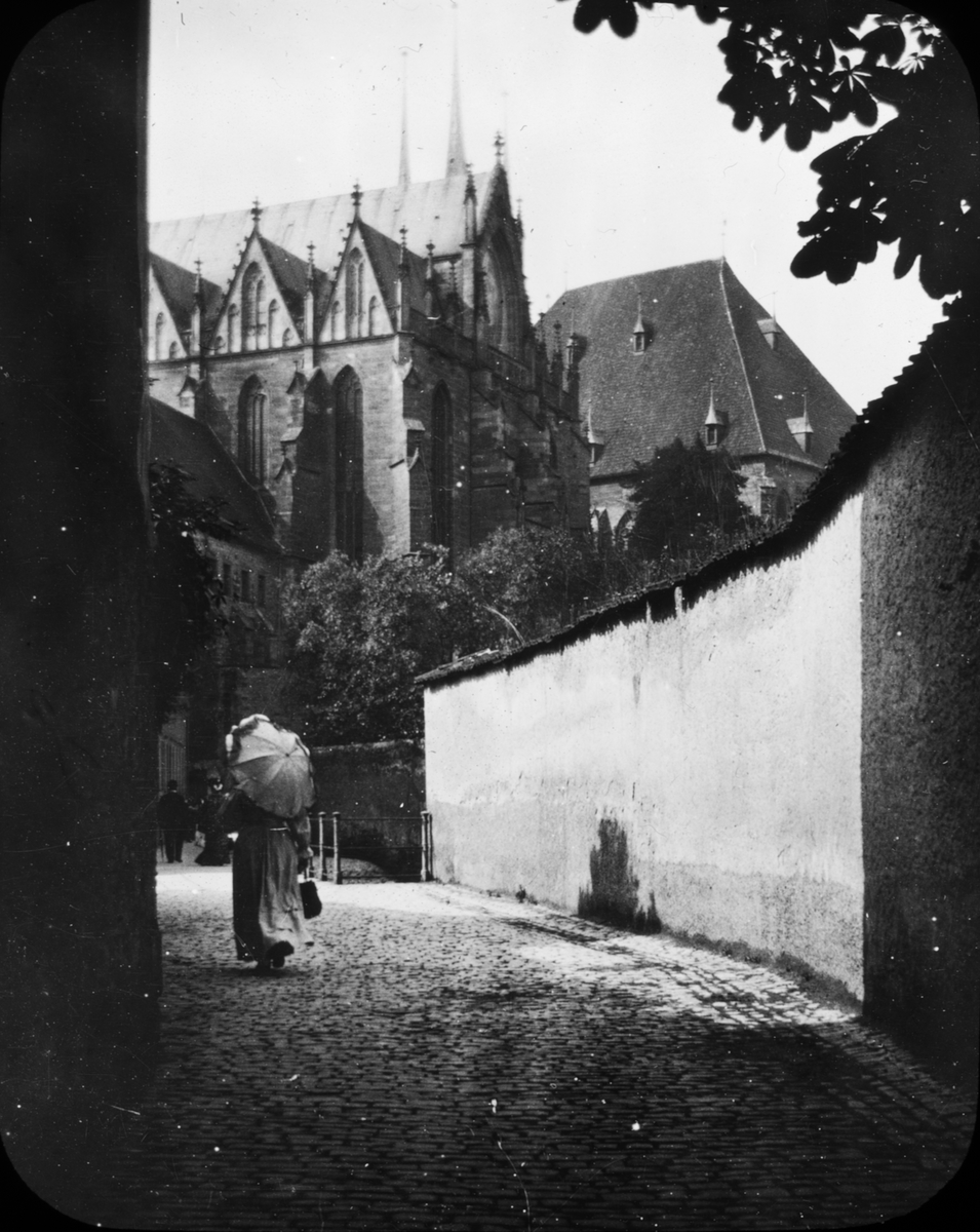 Skioptikonbild med motiv från baksidan av katedralen i Erfurt. St. Mary.
Bilden har förvarats i kartong märkt: Resan 1908. Erfurt 8. 16. Text på bild: "Domen. Baksidan".