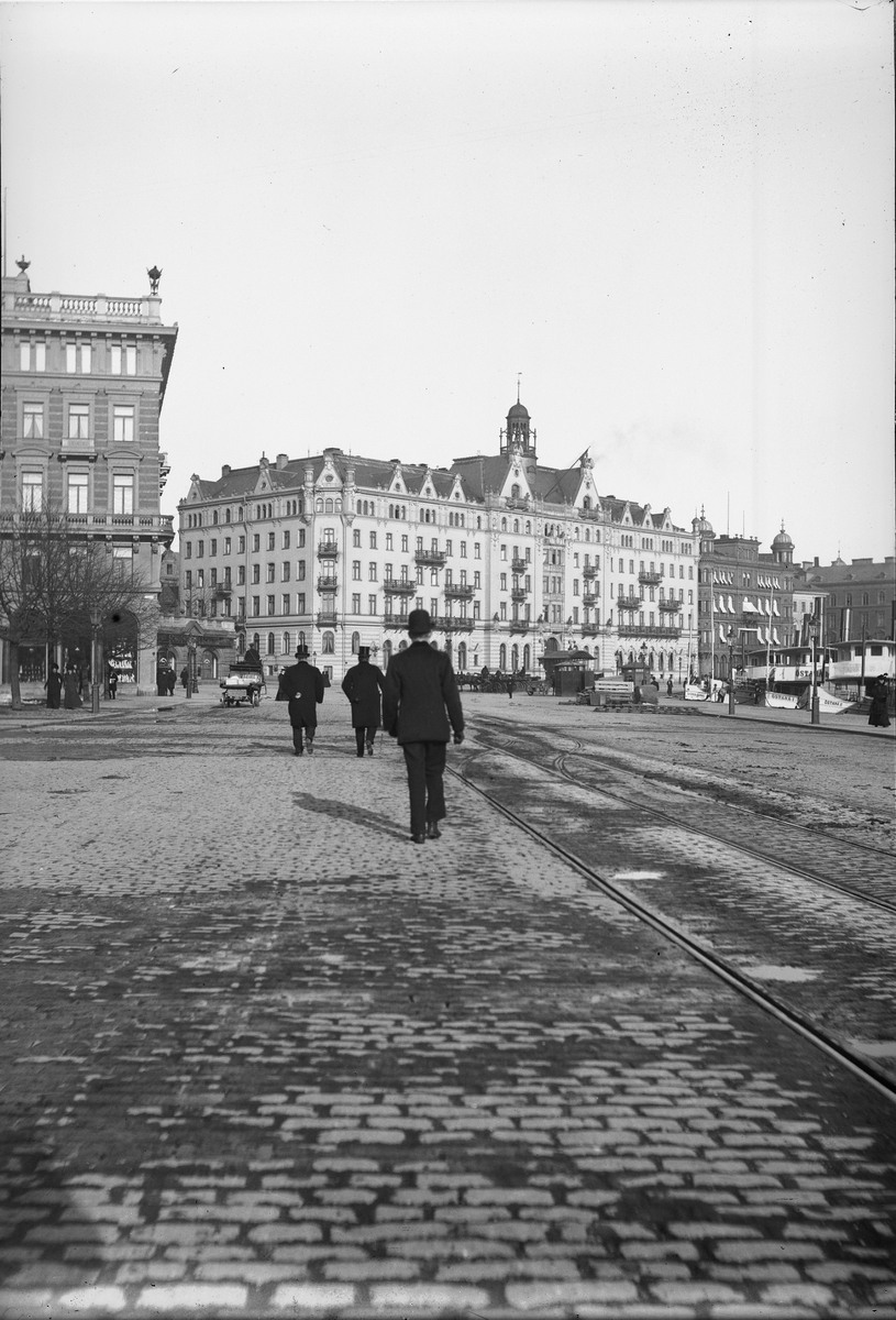 Strömgatan, Blasieholmshamnen, Stockholm, med Grand Hotell i bakgrunden.