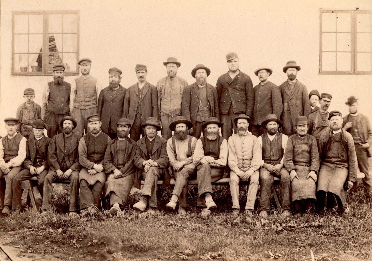 Hyttarbetare vid Seglingsbergs Bruk, Västmanland vid 1890-talet.