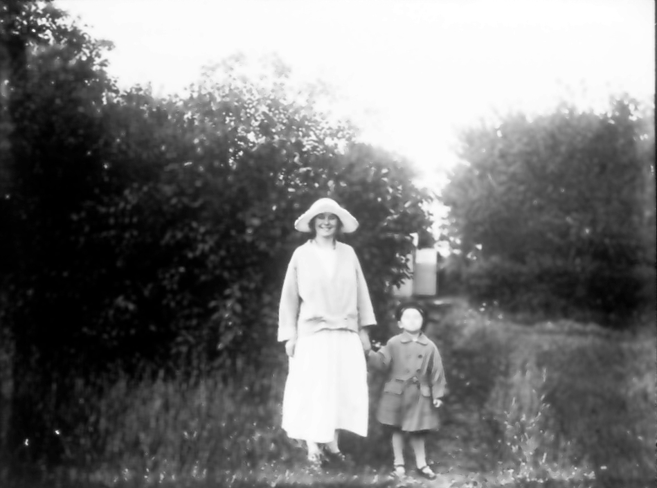 Hos Öbergs nere vid Lidan. Blenda född 1899 och Donald född 1921 (son till Ture Öberg).