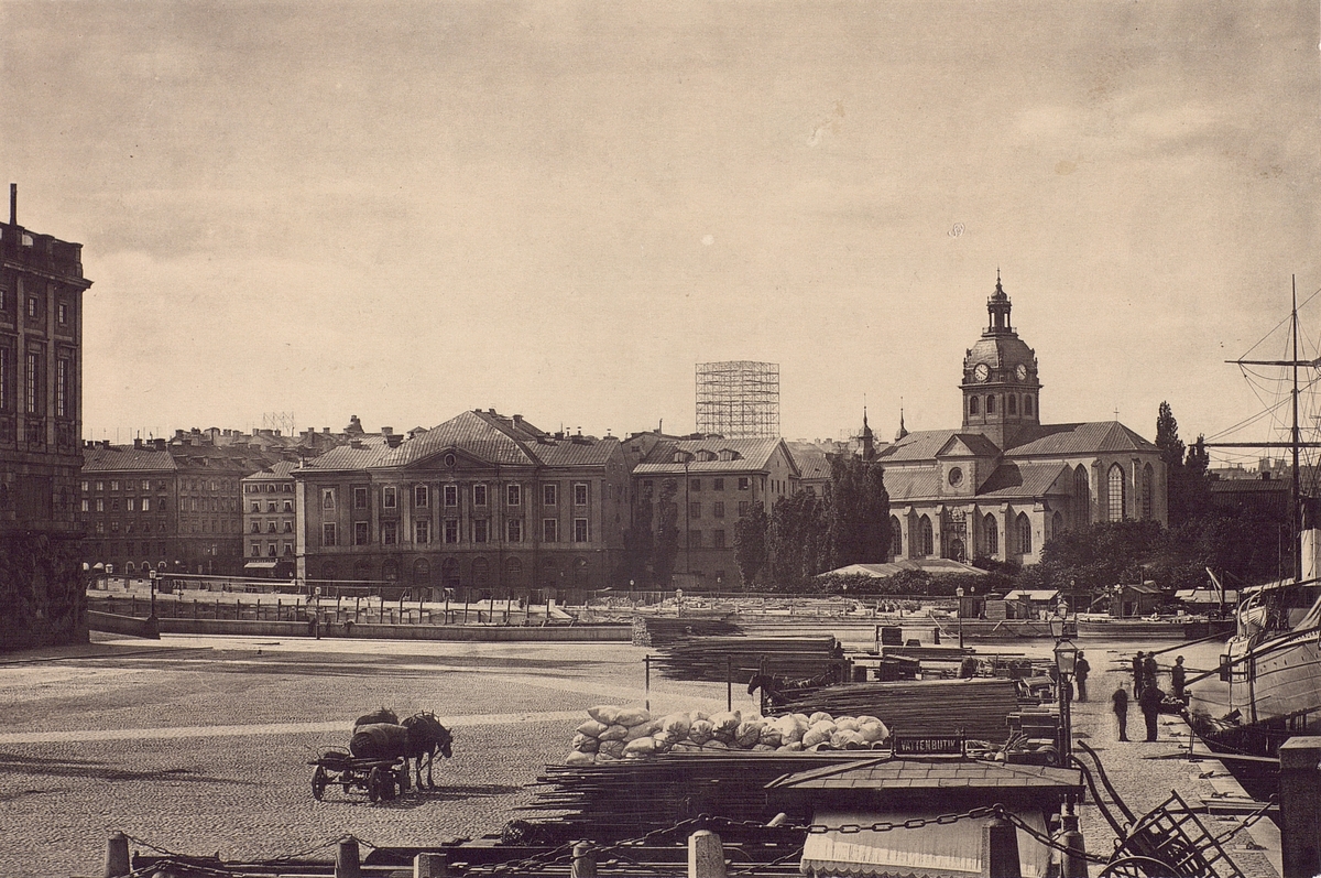 Telefontornet till Stockholms Allmänna Telefonaktiebolags telefonstation Malmskillnadsgatan 30, år 1886. Tryckt bild. Bild tagen från Skeppsbron nedanför Slottsbacken. Vy med Telefontornet i fonden. Här syns även det äldre operahuset som ritades av Erik Palmstedt och uppfördes 1782. Huset revs 1892 för att ersättas av ett modernare operahus.
Bilden är från tiden 1887-1892.