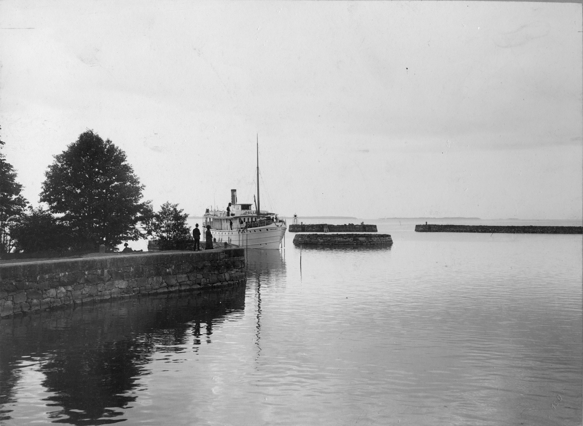Ångfartyget Pallas vid inloppet till Göta Kanal från Vänern.