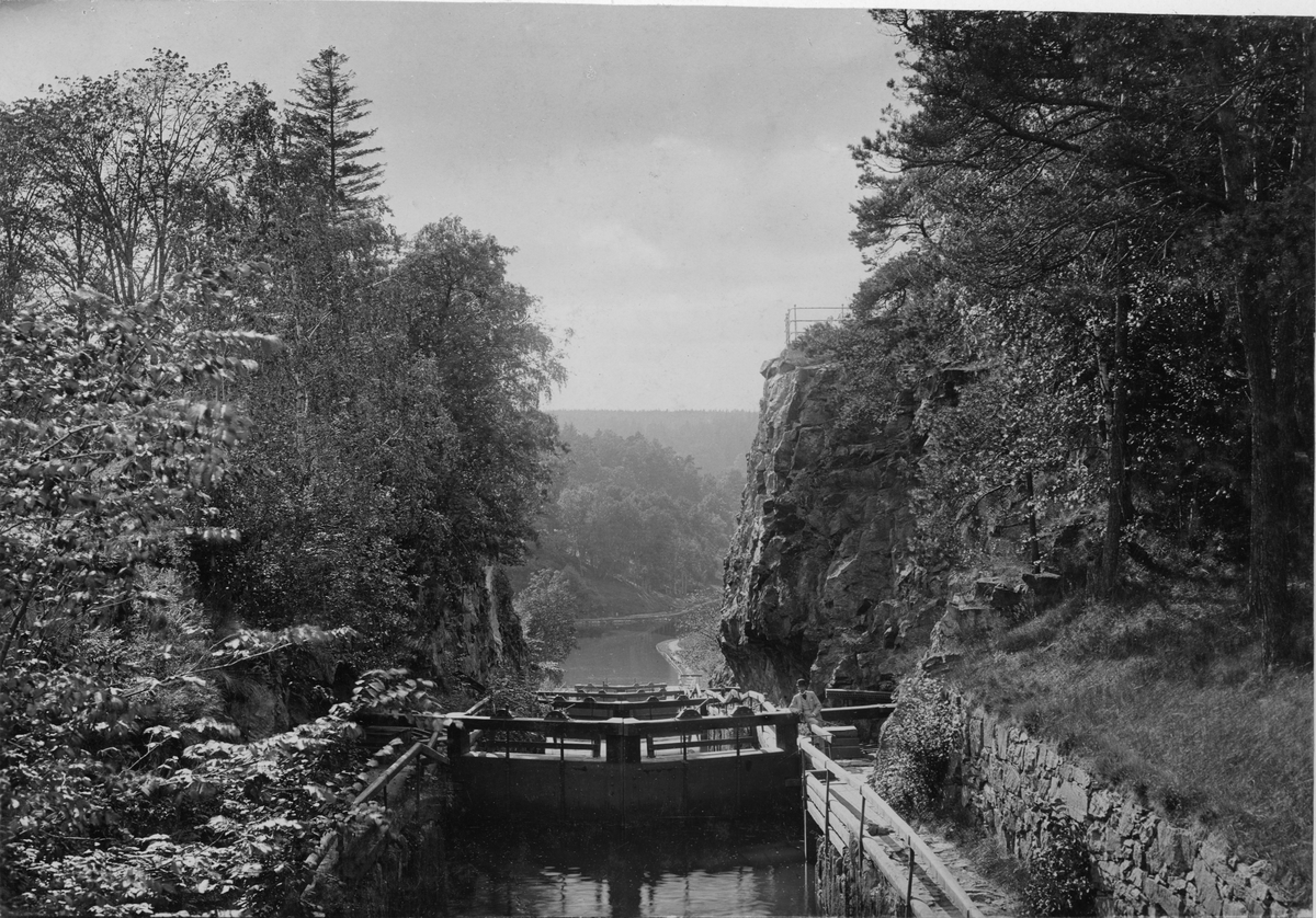 Gamla slussarna i Trollhätte kanal. Fotografiet inlämnat till Svenska Turistföreningens pristävlan 1898.