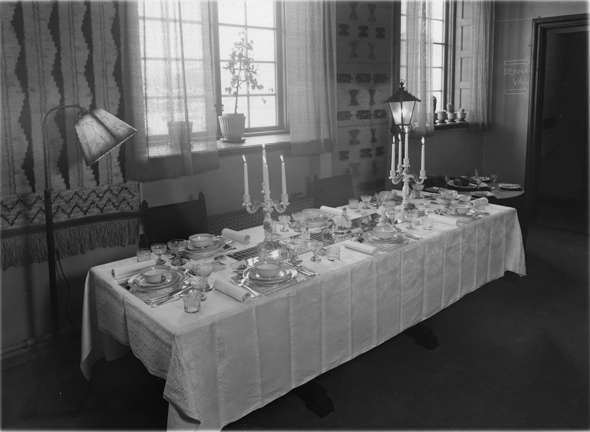 Bygge och Bo-utställningen i Gävle 1937. Dukat bord.