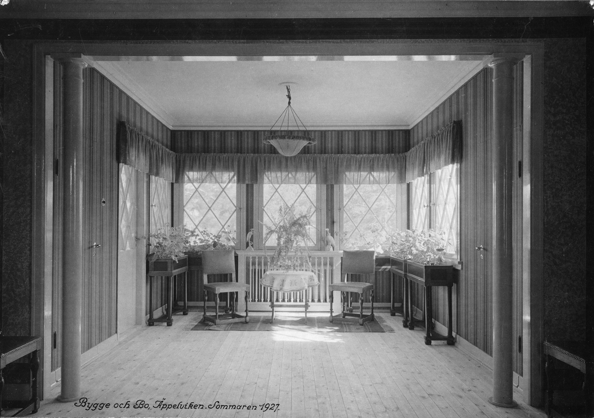Bygge och bo-utställningen i Äppelviken 1927. Vardagsrum med veranda utformat av arkitekt Birger Borgström. Möbler från Västmanlands läns Hemslöjd.