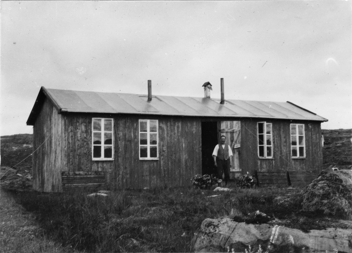 Arbetarbostäder vid koppargruvorna i Sjangeli i Lappland. Trähus innehållande två rum och förrådsrum.