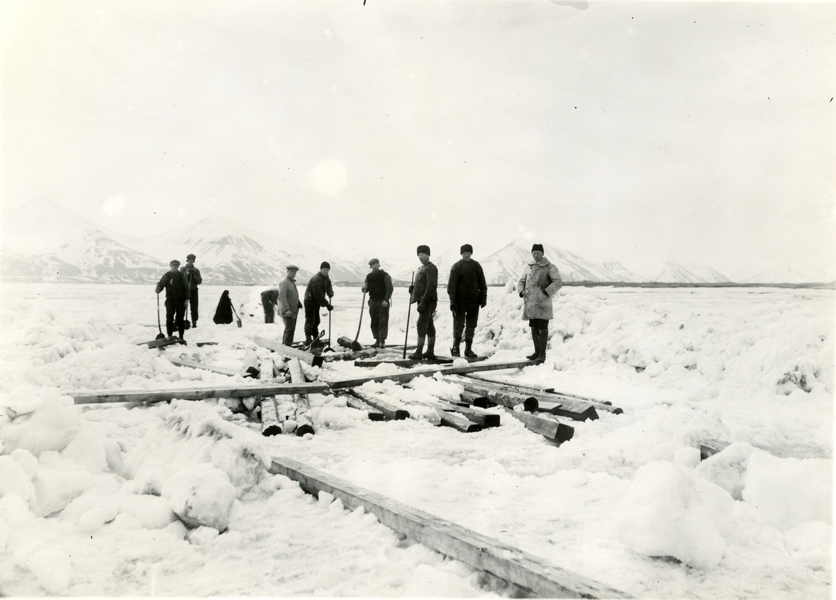 Sveagruvan. Hämtning av material från lagerplatsen 1917.