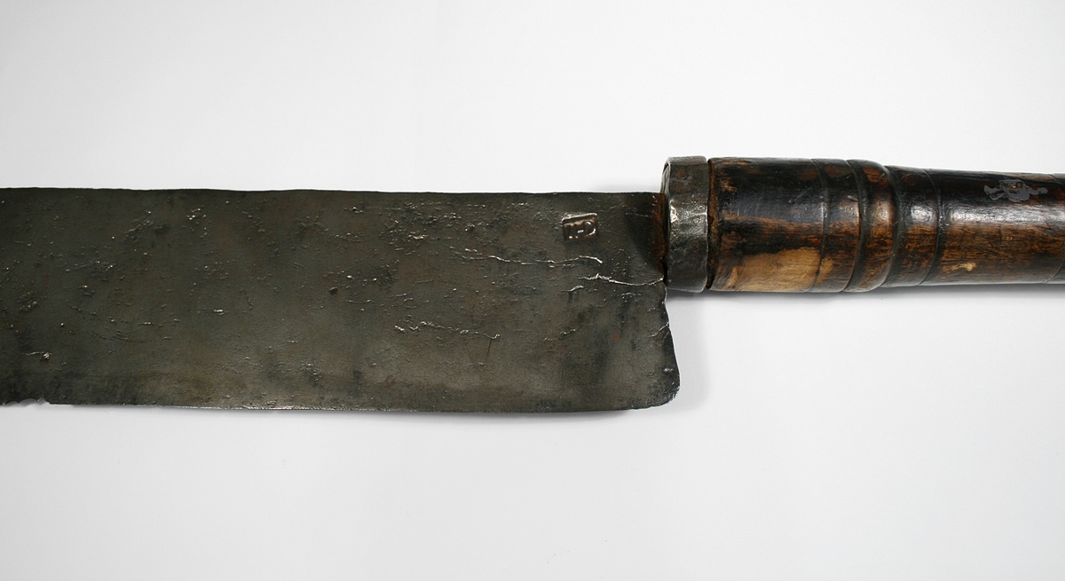 Lang enegget kjøttkniv med rektangulært stålblad og dreid trehåndtak.