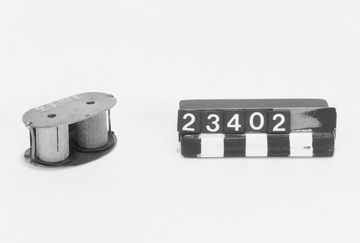 Kamera i form av fickur "Expo watch camera", för rullfilm i specialkassett. Objektivet, en enkel lins, i remontoaröppningen. I kamerans främre del saknas en halvcirkelformad skiva av 2 mm tjock röd fibermassa med tryckt text: EXPO (vitt) pat. througout the world U.S. patent sept. 6. 1904. Denna skiva är på T.M. kopierad 14/4 -62 efter en annan kamera (tillh. Herr Werneström, Sthlm) som dessutom hade ett fodral av ljusbrunt läder.
Tillbehör: Tom filmkassett.