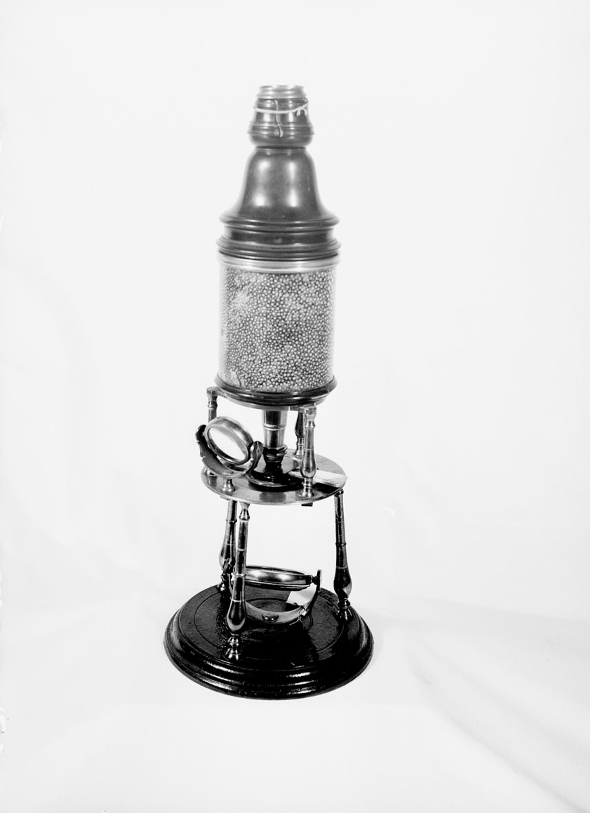 Microscopes with visible light were enough to be able to see and examine cells and their structure. This was purchased at an auction in Örebro in 1878. According to information, the microscope belonged to pharmacist Scheele in Köping.
