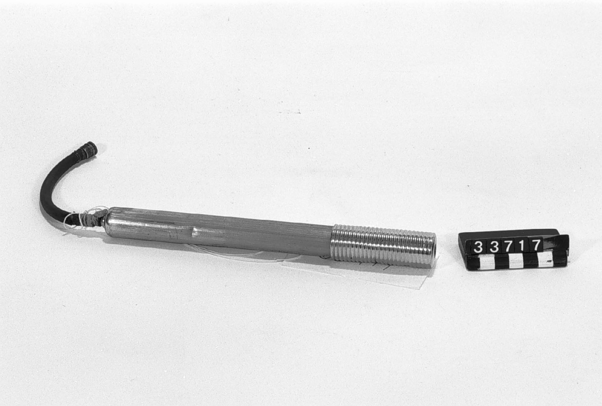 Handpump, typ cykelpump med förskruvning passande ventil i fotogenbrännare TM 33.712. Förnicklad plåt med slangnippel.