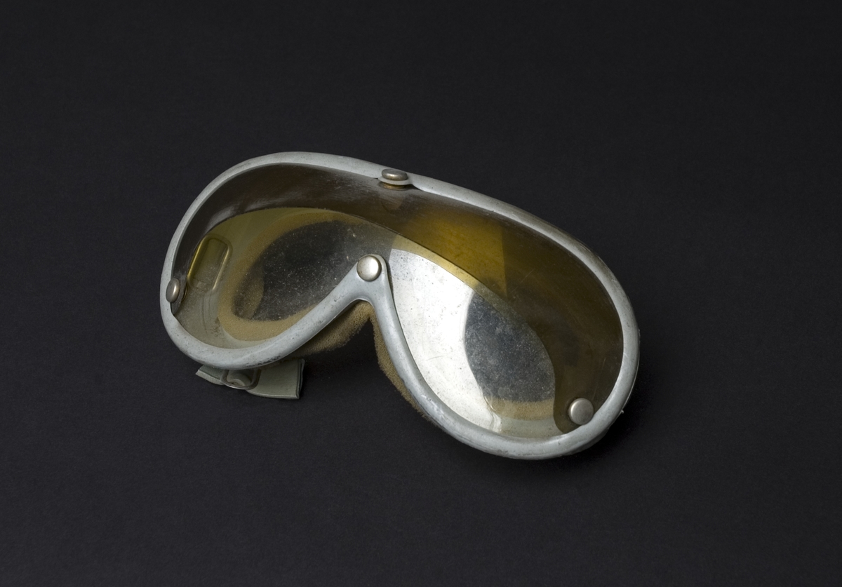 Motorglasögon med "solskärm", tillverkade av ofärgat glas.