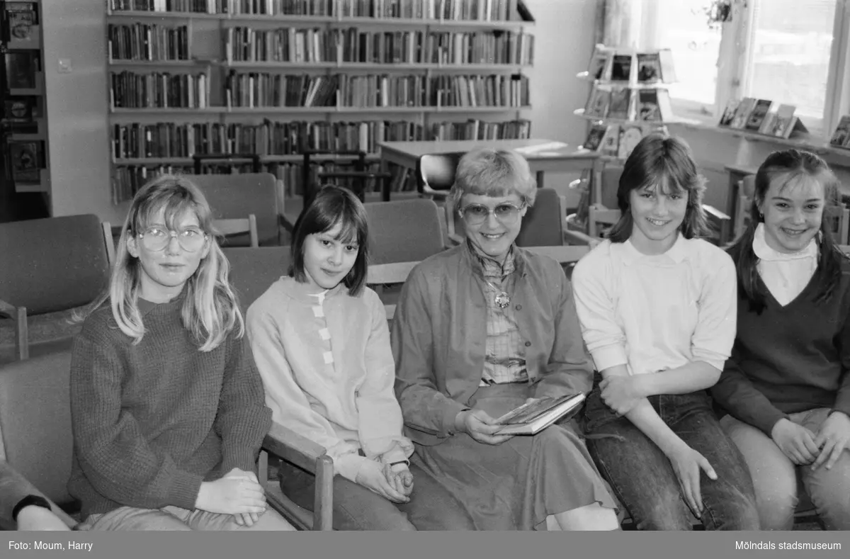 Författarinnan Maj Bylock besöker Kållereds bibliotek, år 1984. "Barn- och skolboksförfattaren Maj Bylock bland några av sina "fans"."

För mer information om bilden se under tilläggsinformation.