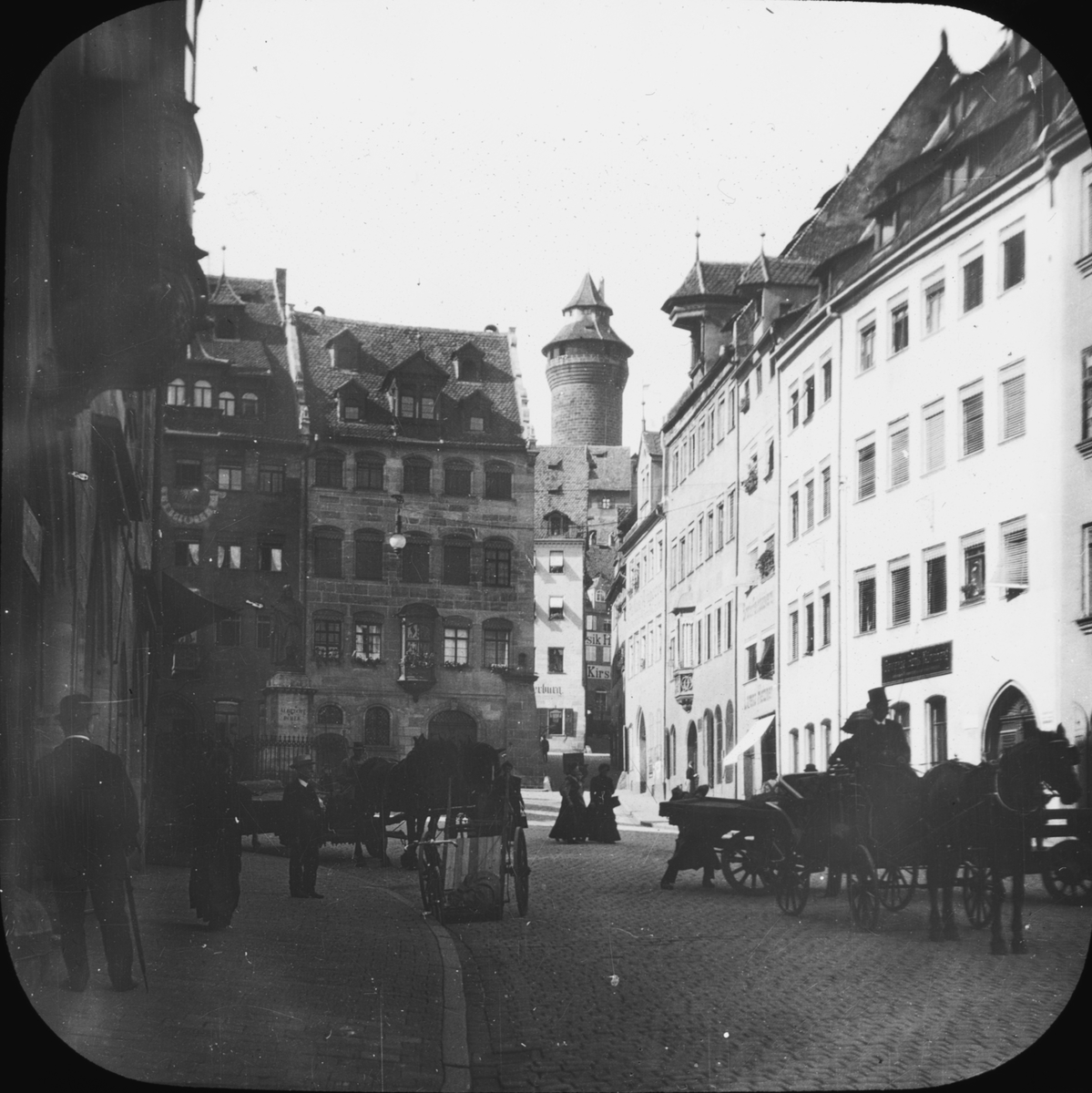 Skioptikonbild med motiv från gata i Nürnberg.
Bilden har förvarats i kartong märkt: Vårresan 1910 Nürnberg 9. XV.