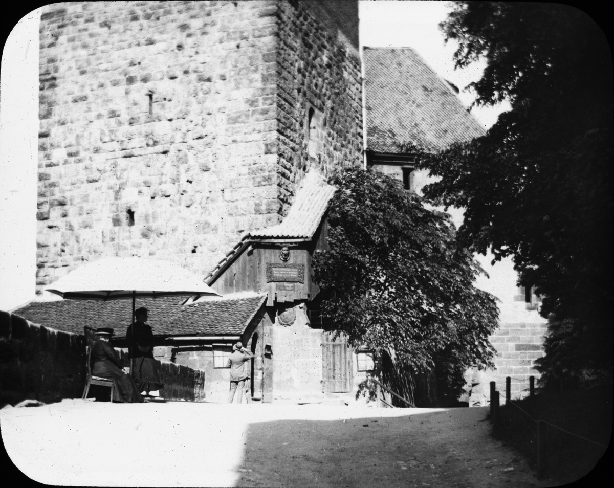 Skioptikonbild med motiv från borgen i Nürnberg.
Bilden har förvarats i kartong märkt: Vårresan 1910. Nürnberg 9. XX. Text på bild: "Borgen".