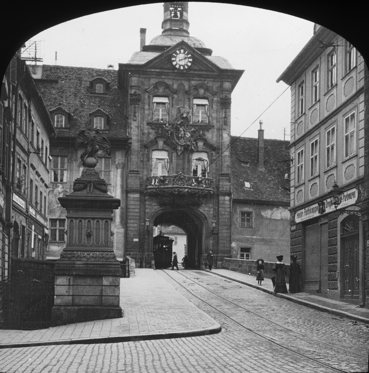 Skioptikonbild med motiv av Brückenrathaus, Altes Rathaus Bamberg.

Bilden har förvarats i kartong märkt: Resan 1906. Bamberg 6. Regensburg 2.