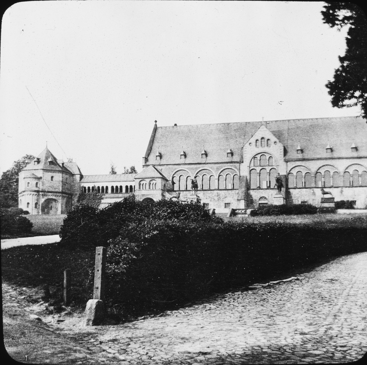 Skioptikonbild med motiv av Kejserliga slottet, Kaiserpfalz Goslar.
Bilden har förvarats i kartong märkt: Resan 1907. Gosslar 7. Text på bild: "Das Kaiserhaus".