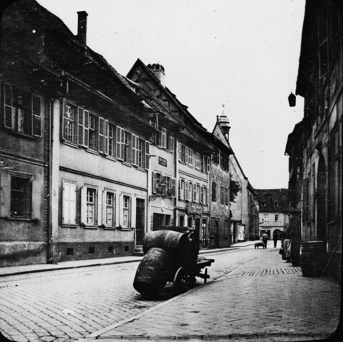 Skioptikonbild med motiv mot Elisabethenkirche från Untere Sandstrasse i Bamberg.
Bilden har förvarats i kartong märkt: Resan 1907. Lübeck 8. 1.