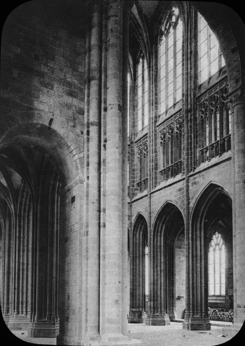 Skioptikonbild med motiv från klostret i Mont-Saint-Michel.
Bilden har förvarats i kartong märkt: Resan 1908. St. Michel 8. XIII. Text på bild: "Bas-Côte dioct et nef."