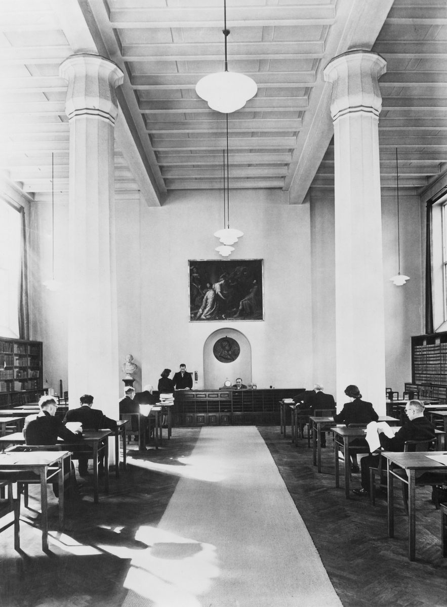 Ämbetsverkets stora bibliotekssal, Kungl. Patentverket. Längst fram i valvet, en bronsplakett av S.A. Andrée. 1941.