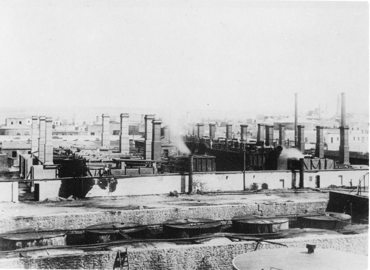 Vy över Nobelverken, Baku. Destillationer.
Bilden ingår i två stora fotoalbum efter direktör Karl Wilhelm Hagelin som arbetade länge vid Nobels oljeanläggningar i Baku.