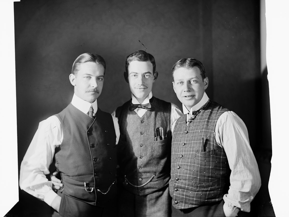 Tre män verksamma vid Gustaf LM Ericssons Automobilfabrik.
Till höger Gustaf LM Ericsson.