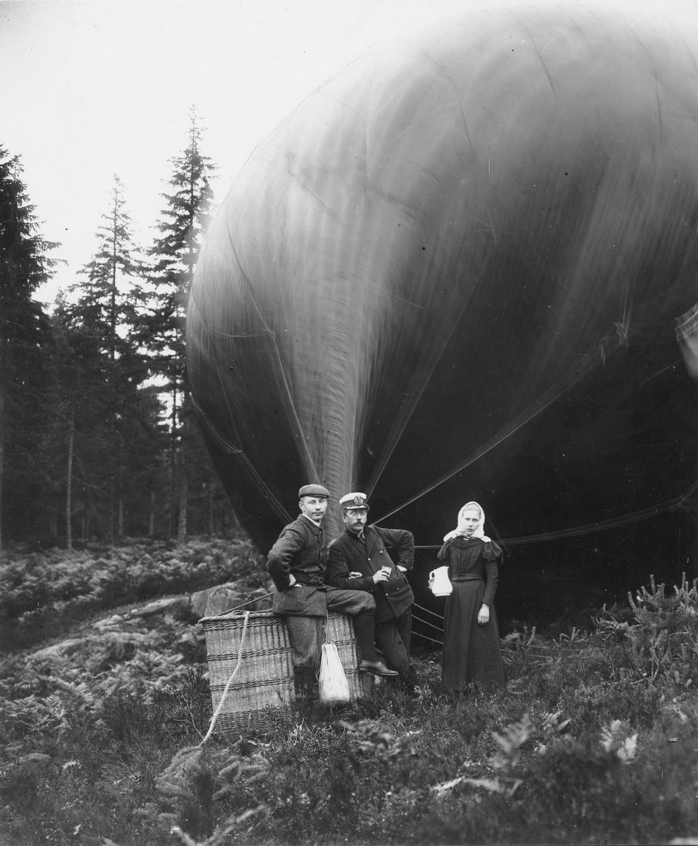 Luftballongen tömmes i Lerum, utanför Göteborg. Luftseglaren Cetti och sittande på korgen Oscar Halldin.
Bilden troligen tagen med självutlösare.