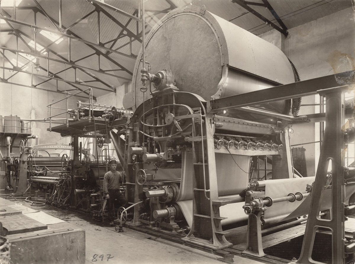 Pappersmaskin vid Koppoms pappersbruk. Maskinen levererades 1912 av Karlstads Mekaniska Verkstad, som vid tidpunkten för leveransen övertagit tillverkningen av pappersmaskiner efter Jönköpings Mekaniska verkstad.