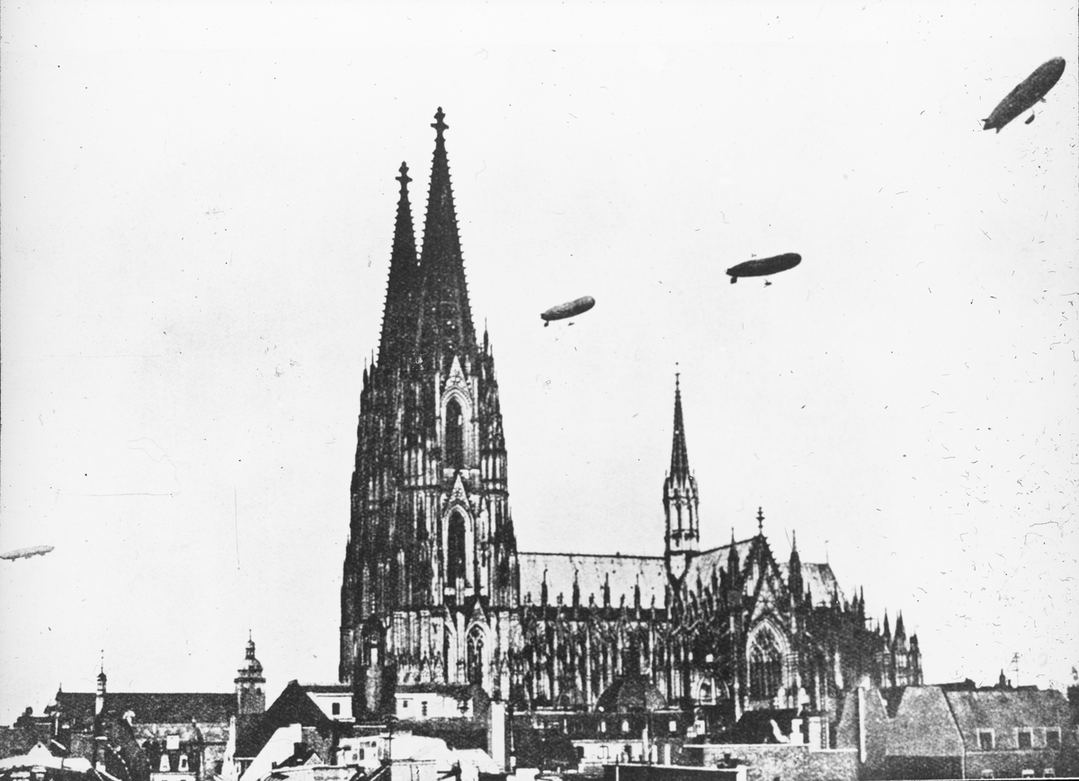Skioptikonbild med motiv av luftskepp över katedralen i Köln.
Vy från syd. I bakgrunden tv St Andreas.