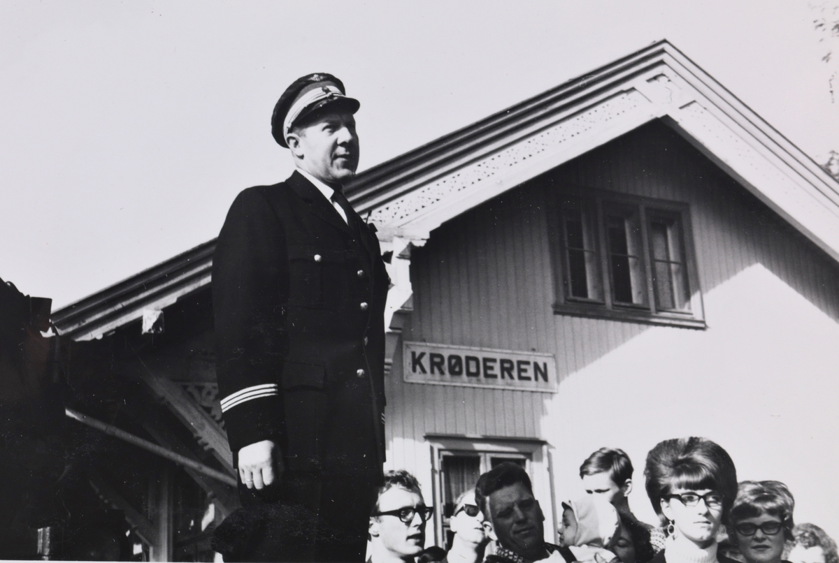 A/L Hølandsbanens veterantog på Krøderen stasjon. Stasjonsmester Kaare Waaler taler til de reisende.