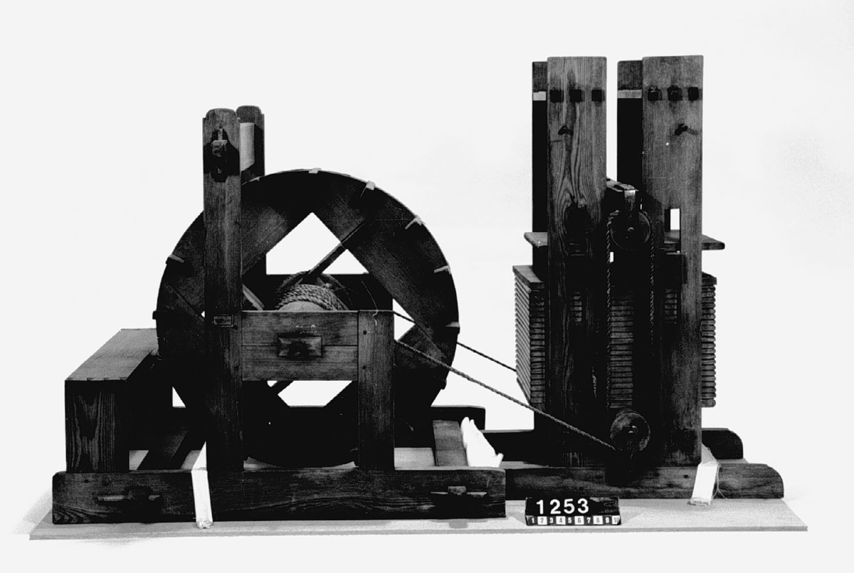 Modell av klädespress, konstruerad av. Text på föremålet: "N:o 30. F-a-d-1".