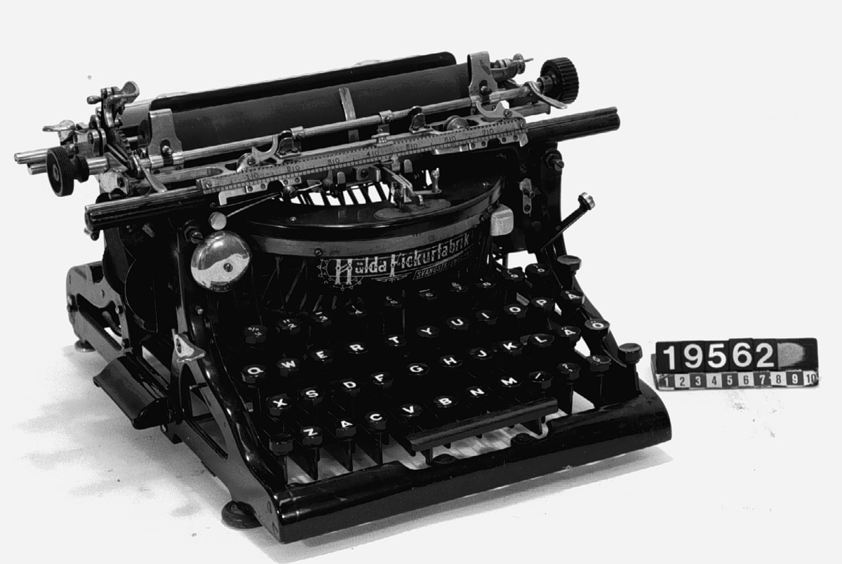 Skrivmaskin med tangentbord och dold skrift. Stil: Pica. Skylt: "Halda typewriter n:o 4 Made by Patent Halda Manuf. Ltd Halda Sweden".