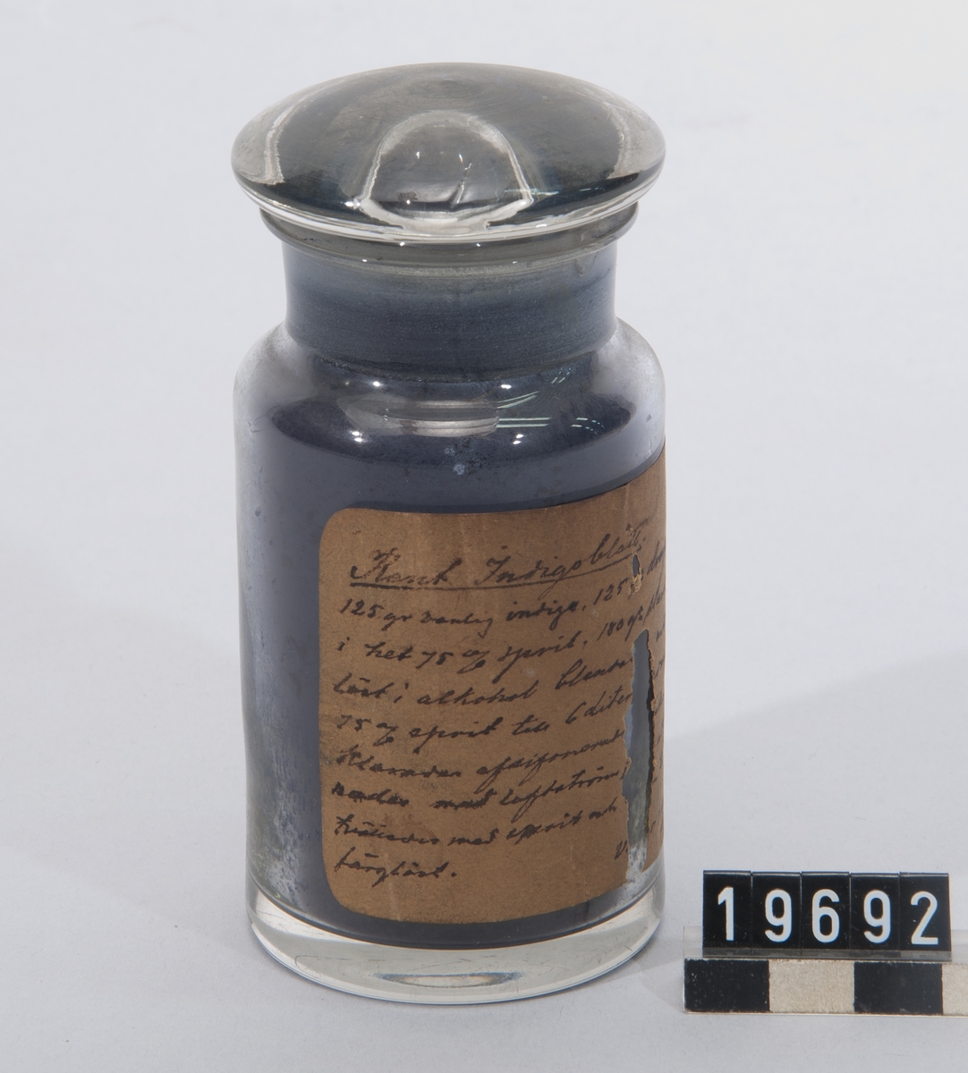 Två prov på isatin och indigoblått, i burkar av glas med etiketter med beskrivning, signerade V.T. 75 Gottfr. Landeström.