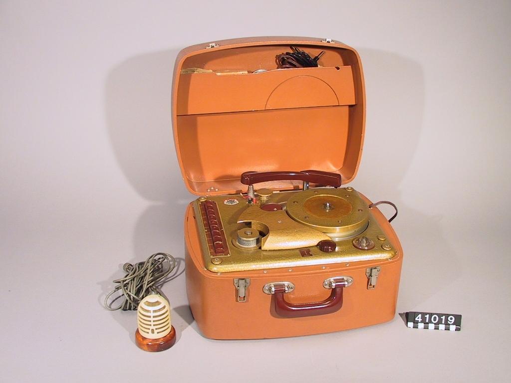 Kombinerad grammofon och trådspelare av typen Magnefon. Modell 113 TR 275 Effektförbrukning 45 w
Tillbehör: Mikrofon, tråd (3) och kablage (2).
