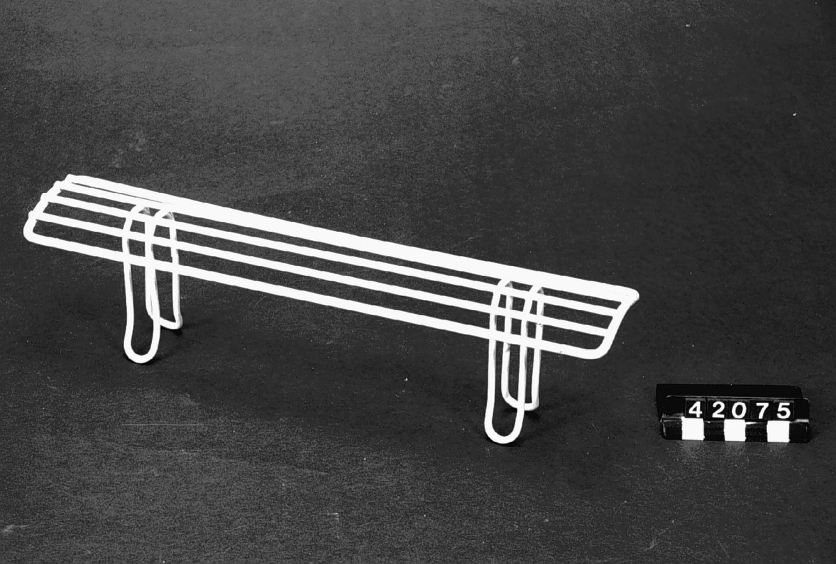 Torkställ för strömmingsflundror. Ställningen avsedd att placeras mellan två vaskar på en diskbänk. Patentnr: 157295.