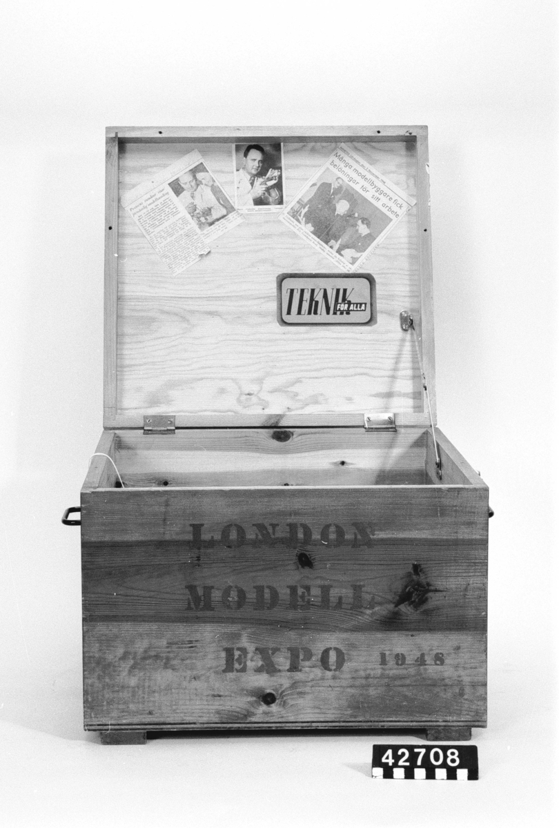 Trälåda för modeller m.m. Lådan är märkt: "London Model Expo 1948" samt "Stockholm London". Lådan har 4 tidningsurklipp fastklistrade på undersidan av locket, dessutom 4 fotografier. På flera av dessa syns Harry Fjällström.