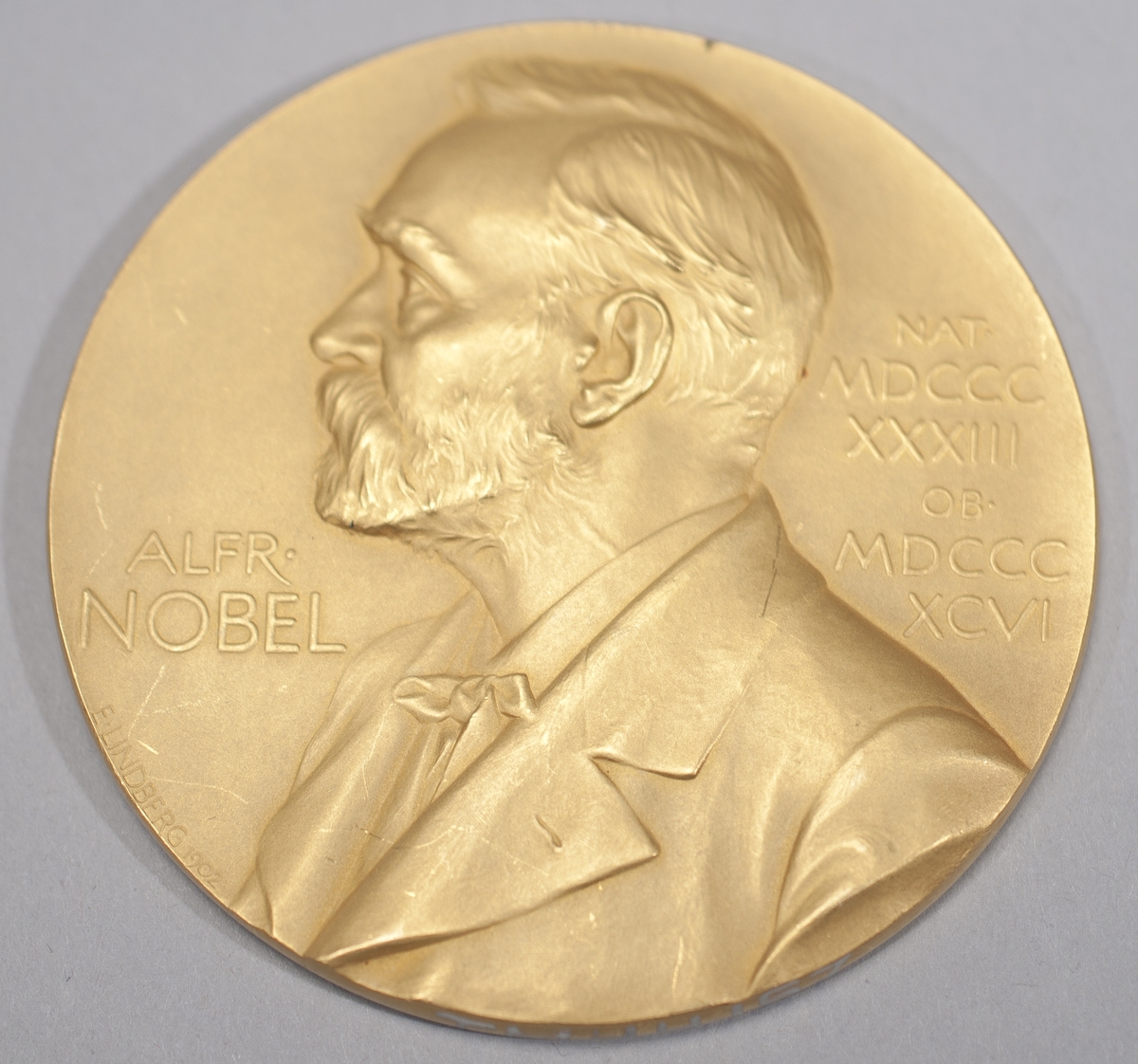 Nobelmedalj tillägnad Gustaf Dalén 1912. Med tillhörande diplom, undertecknat av ordföranden för Kungl Svenska Vetenskapsakademien H G Söderbaum.