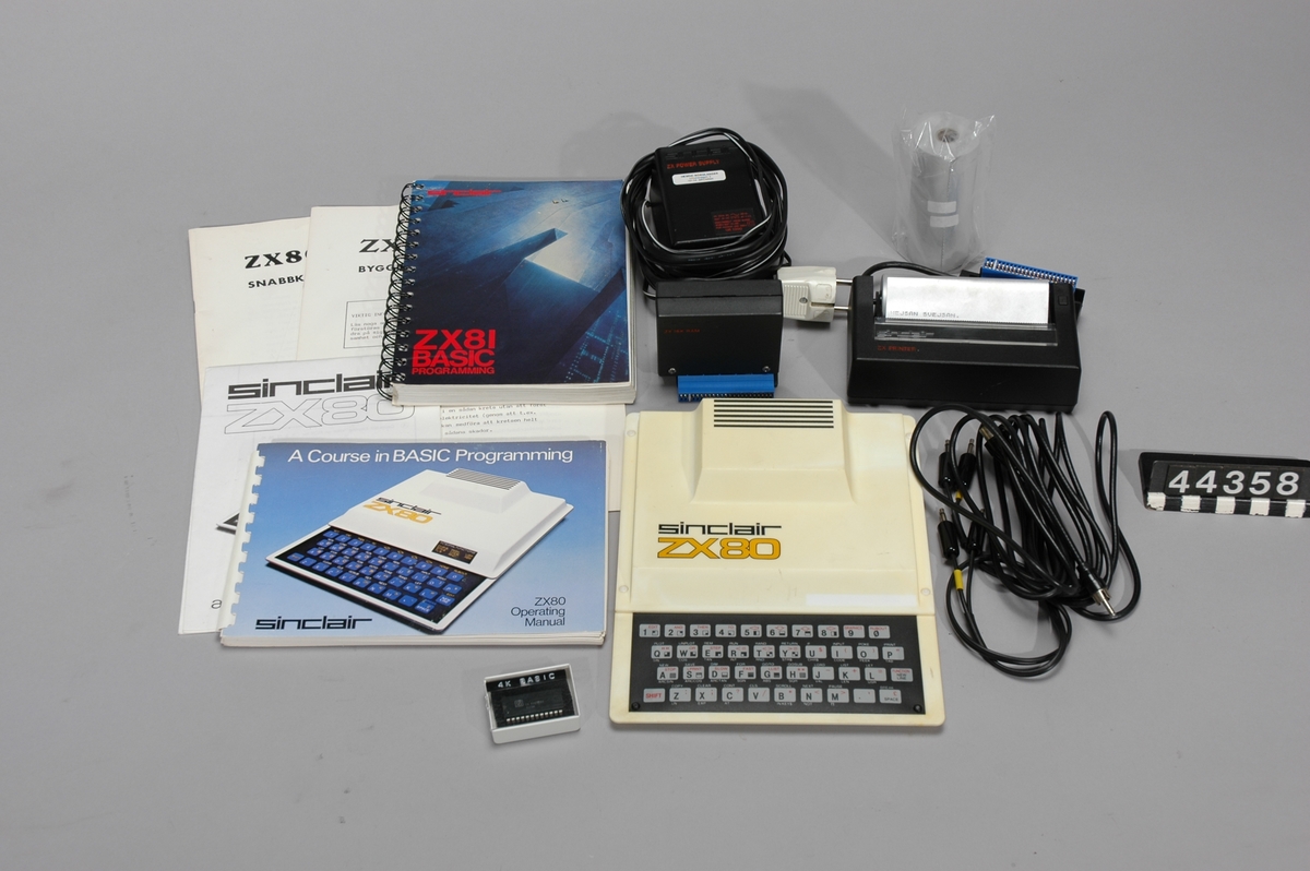 Hemdator i vit plast. Texten "sinclair ZX80" tryckt på ovansidan. Membrantangentbord med snabbkommandon. Upphöjning i ovandelen som rymmer en kylfläns till strömförsörjningen och den avskärmade RF-enheten. Expansionsport, RF-utgång samt tre 3,5 mm phono-kontakter för strömmatning och anslutning till bandspelare (MIC och EAR). Processorn var NEC µPD780C-1 som var en kopia av Zilog Z80. Klockfrekvensen var 3,25 MHz. 4 kB ROM-minne och 1 kB RAM-minne.  Datorn har uppgraderats med en modernare BASIC-tolk av ZX81-typ. Därför har även tangentbordet bytts ut till ett ZX81-tangentbord.
Tillbehör: Nätdel. Troligen komplettering - senare typ. För engelska marknaden. Stickpropp bytt. Minnesexpansion, Sinclair ZX 16K RAM Skrivare, Sinclair ZX Printer Två rullar skrivarpapper (termo). Ett monterat i skrivaren. Antennsladd Sladd för anslutning till bandspelare. Dubbel med 3,5 mm phono-kontakter i vardera änden. 4 KB BASIC-tolk i plastask. Ursrpungligt innan uppgradering. Originalkartonger