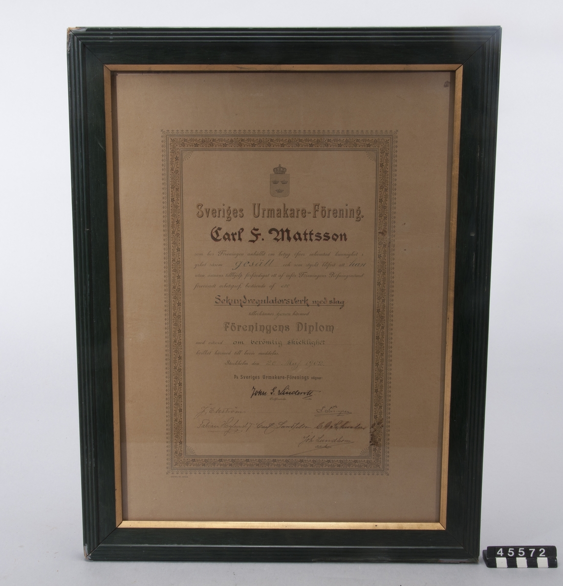 Gesällbrev med betyg/diplom för "Sekundregulatorsverk med slag": utställt av Sveriges Urmakare-Förening till Carl F. Mattsson den 26 maj 1902.