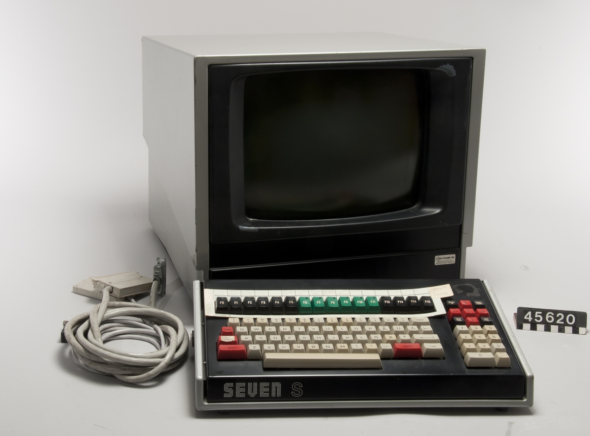 Seven-S dator med Zilog Z80 processor, 15" skärm (25x18 tecken) 64 k RAM. Tangentbord med överlägg för programmeringsfunktioner. Instickskort åtkomliga från datorns baksida. Två anslutningskablar för kortens kontakter medföljer. Ett kretskort försett med omkopplare märkt 4,8 / 9,6. Separat enhet med två st 8" floppy-diskläsare. Se TM45621.  Märkt: Stansaab, Barkarby, Stockholm Seven-S Terminal Type E50701 0000 No 1124