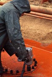 Mannskap fester lukene etter kornlastingen av M/S ‘Vikara’ (