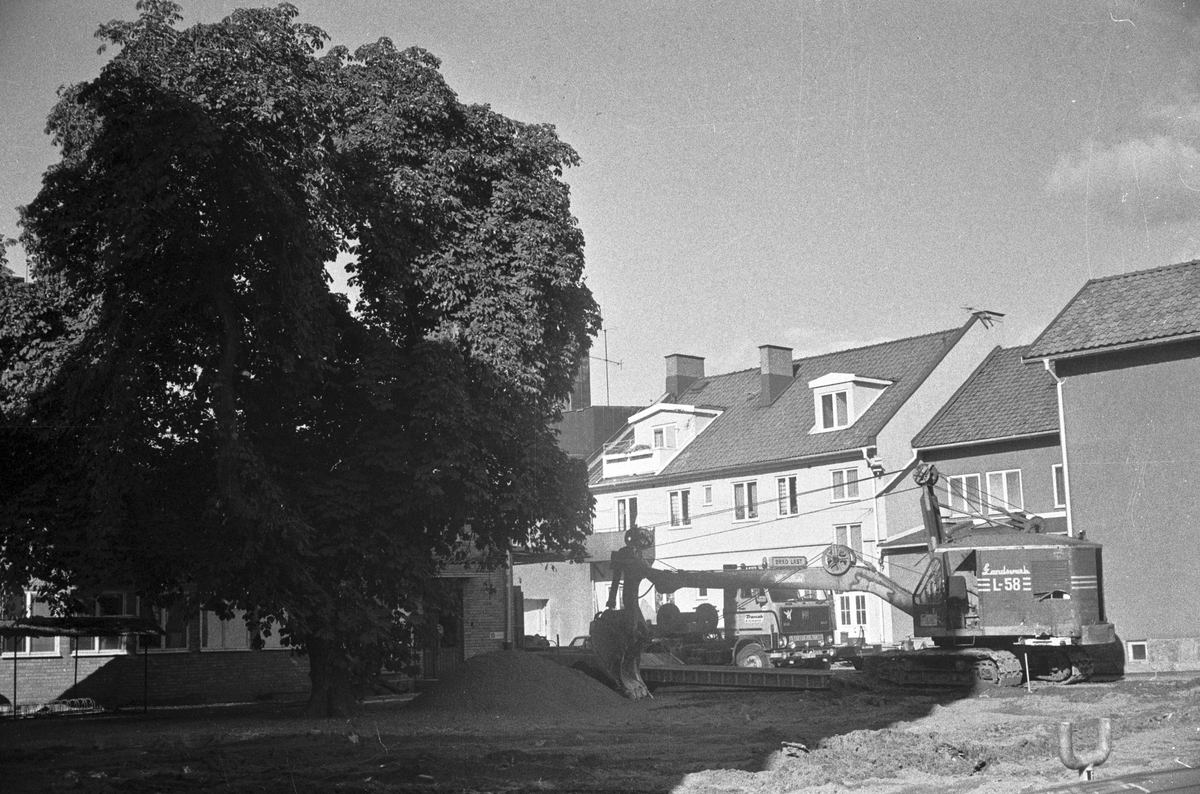 Markplanering med grävmaskin vid Rydheims tryckeri i Huskvarna.