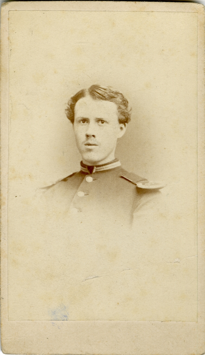 Porträtt av Per Henrik Edvard Brändström, officer vid Närkes regemente I 21.

Se även bild AMA.0002087 och AMA.0006892.
