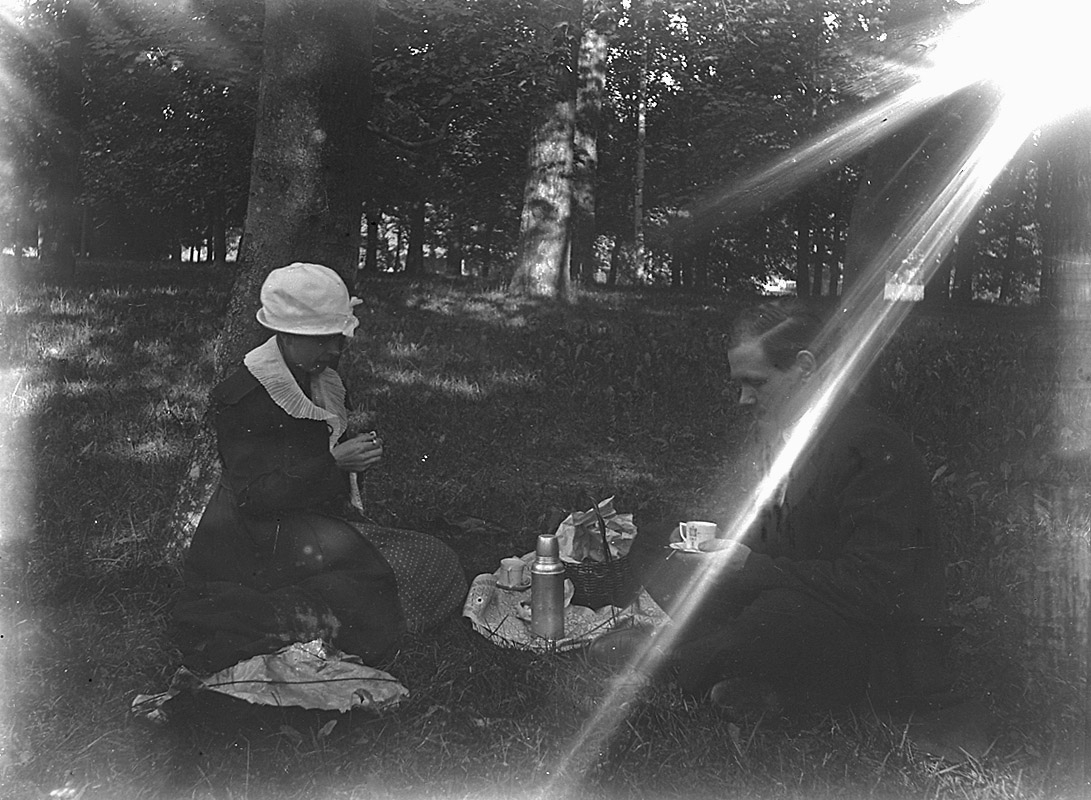 Ett par i gröngräset, picknick.
Karl Hedström