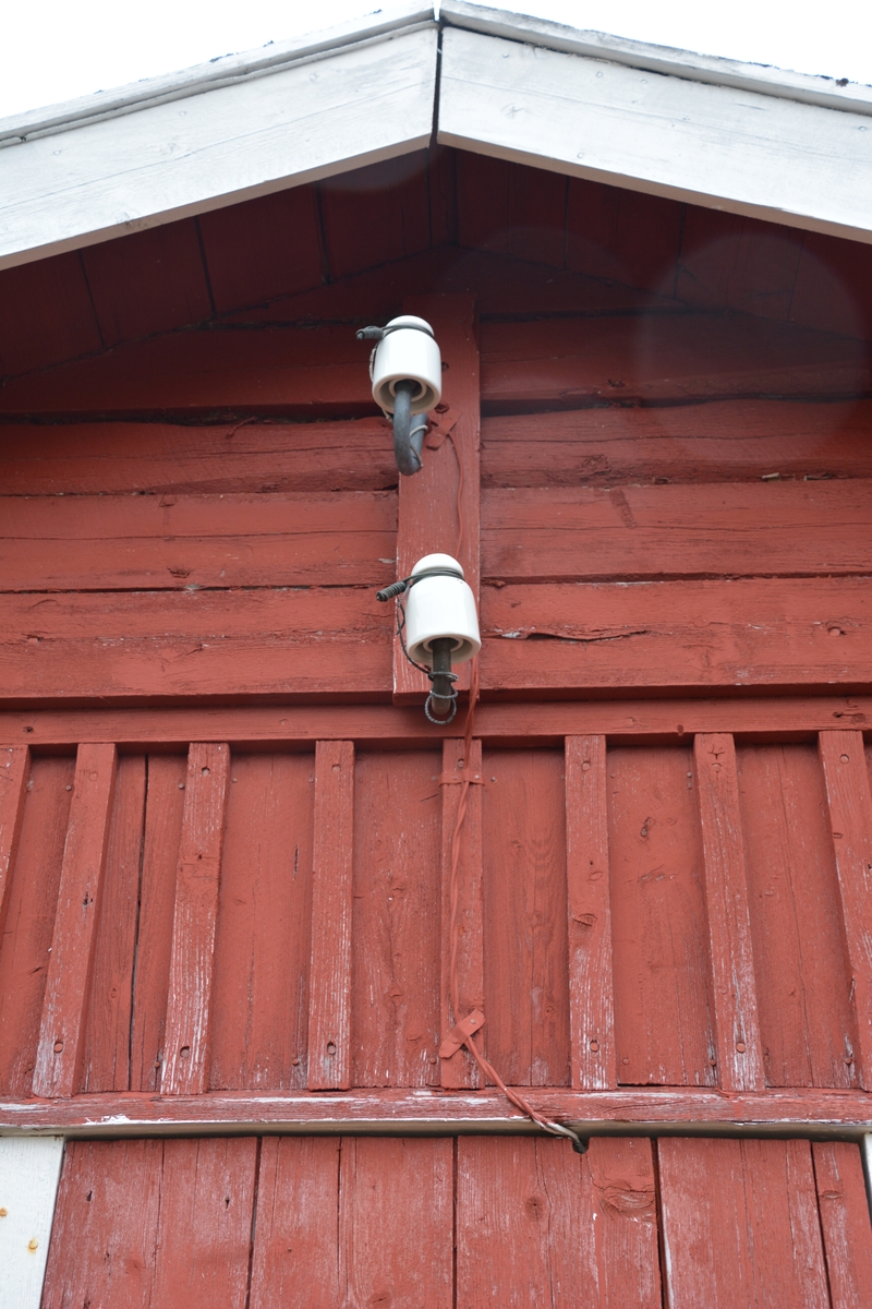 Svanebekkstua er en av de få oppsynshytter som er bevart i noenlunde original stand. Den ligger i et område på vidda som er brukt som samisk slakteplass. Linjekursen har opprinnelig gått forbi Svanebekkstua, men er delvis fjernet.