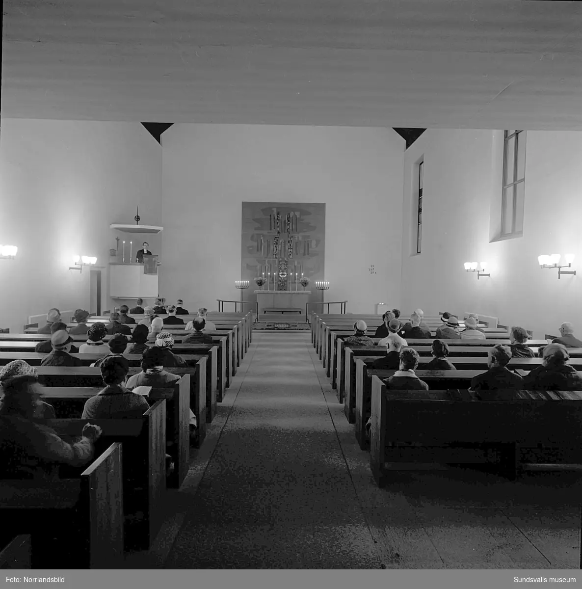 Minnesgudstjänst i Ånge kyrka efter tågkatastrofen i Alby då Nordpilen den 6/9 1964 i hög fart spårade ur och fortsatte in bland bebodda hus längs järnvägsvallen. Åtta personer omkom och 35 skadades.
