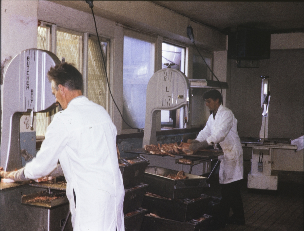 To menn sager opp kjøtt på Bothnerfabrikken.
